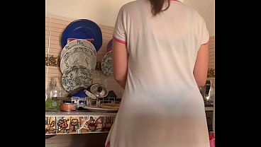 Espi&Aacute Ndola En Pijama Mientras Cocina En Tanga Y Lencer&Iacute A